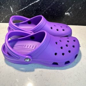 Brand new NEVER worn Neon Purple Crocs m7/w9 EUR 39-40. NWT